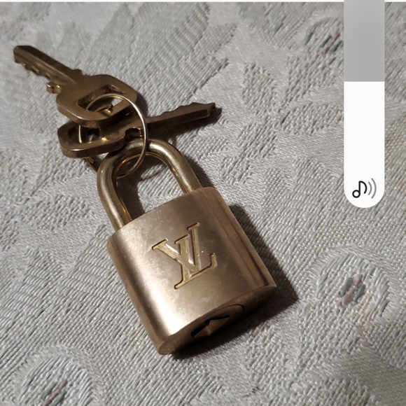 Louis Vuitton padlock with key set - Picture 2 of 4